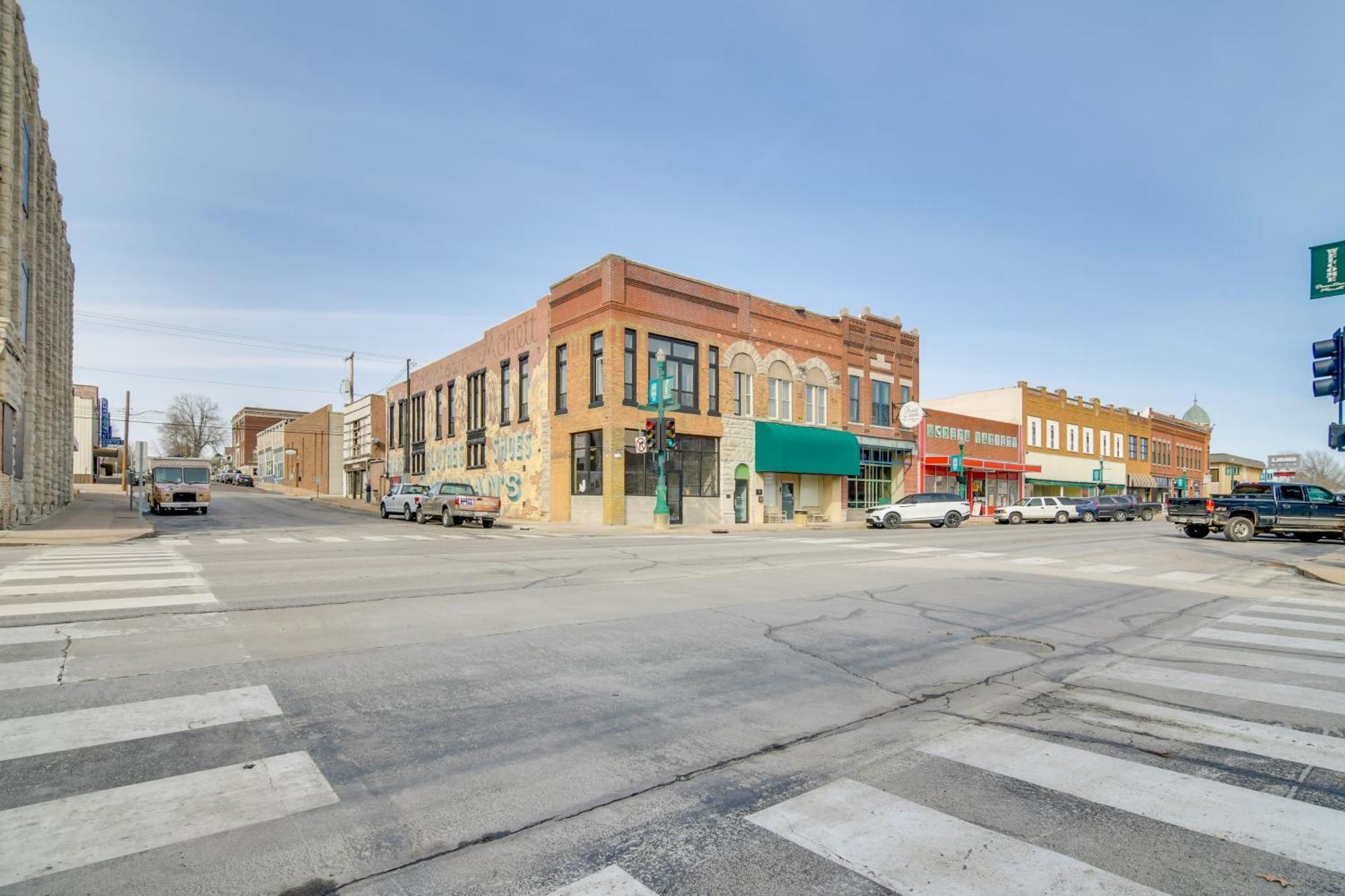Dtwn Loft In The Heart Of Monett Pets Welcome! Buitenkant foto